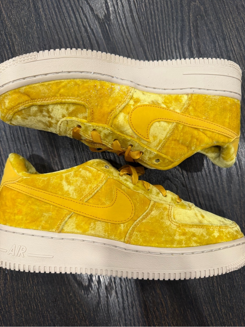Nike Air Force 1 Low Velvet Yellow Men's Sneakers Lace Up Rubber Outsole size 7Y